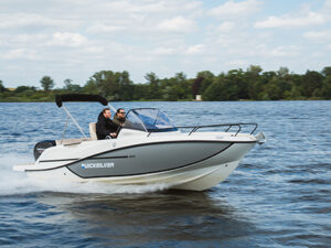 Quicksilver 605 Sundeck, quicksilver boot varend op water