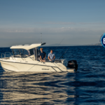 Quicksilver 625 Pilothouse, twee mannen vissen op boot