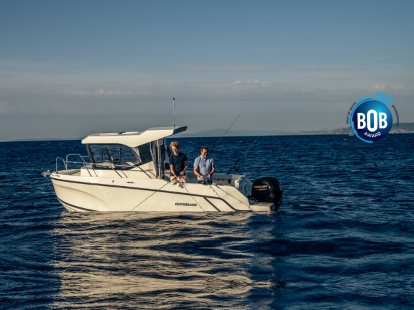Quicksilver 625 Pilothouse, twee mannen vissen op boot