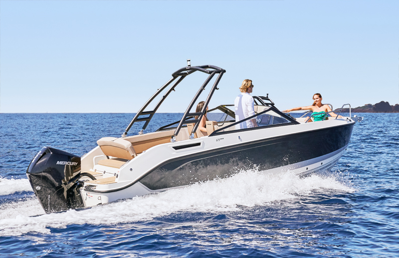 Quicksilver 675 Bowrider, boot varend op zee met passagiers