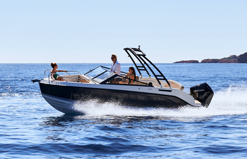Quicksilver 675 Bowrider, boot varend op zee