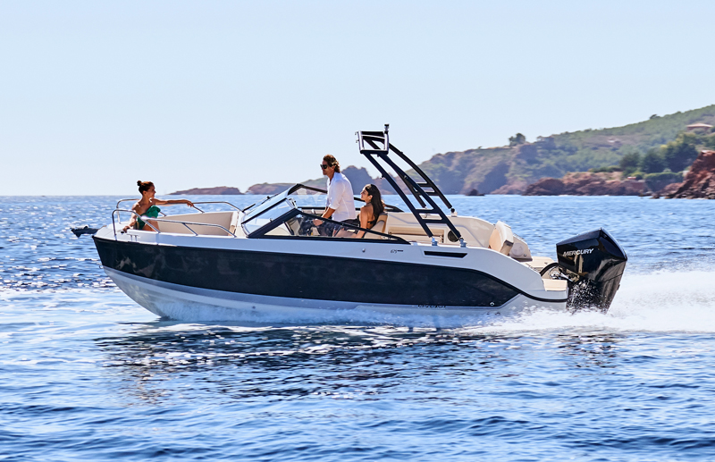 Quicksilver 675 Bowrider, boot varend op zee