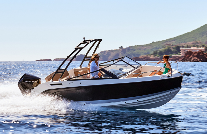 Quicksilver 675 Bowrider, boot varend op zee