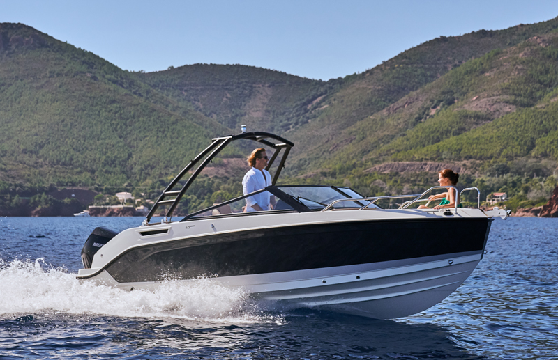 Quicksilver 675 Bowrider, boot varend tussen bergen