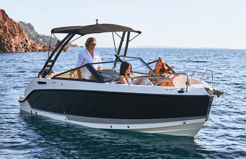 Quicksilver 675 Bowrider, motorboot met mensen op zee
