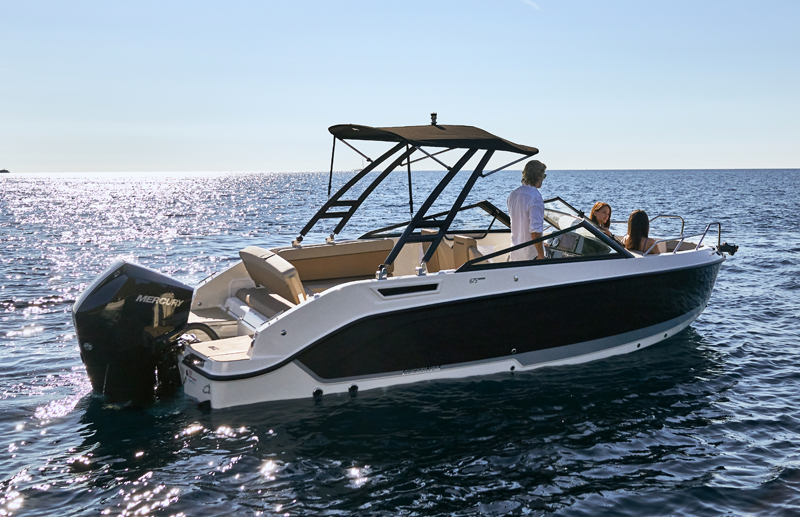 Quicksilver 675 Bowrider, motorboot op zee met mensen