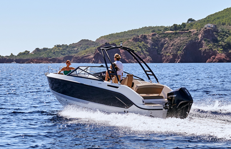 Quicksilver 675 Bowrider, speedboot varend langs kustlijn