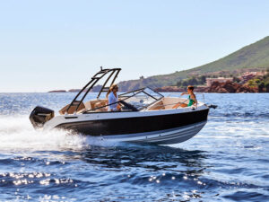 Quicksilver 675 Bowrider, speedboot varend op zee
