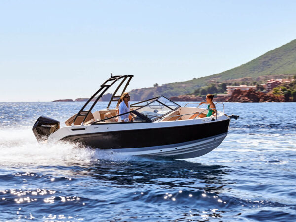 Quicksilver 675 Bowrider, speedboot varend op zee