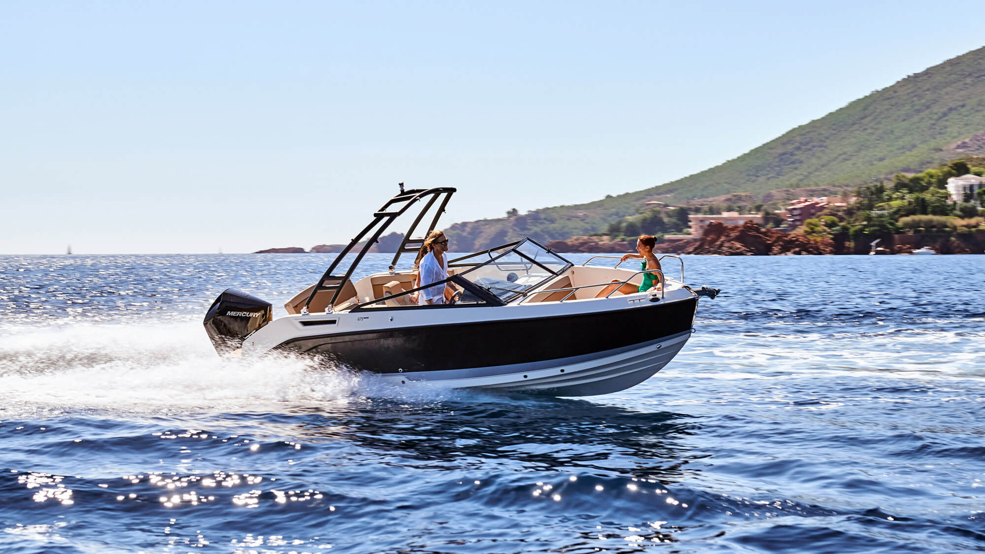 Quicksilver 675 Bowrider, speedboot varend op zee