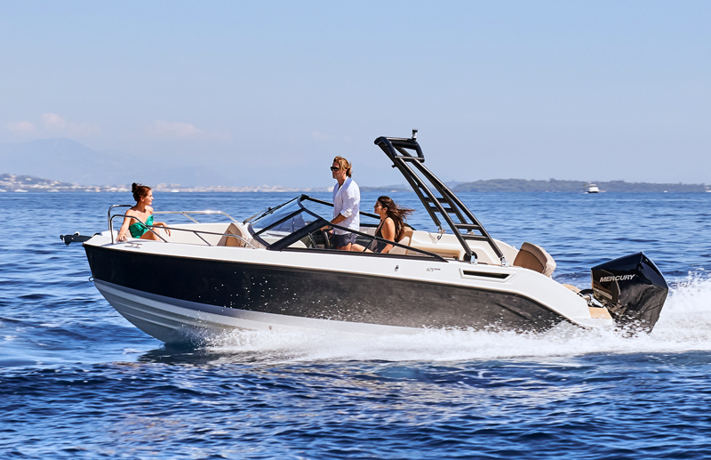 Quicksilver 675 Bowrider, speedboot varend op zee
