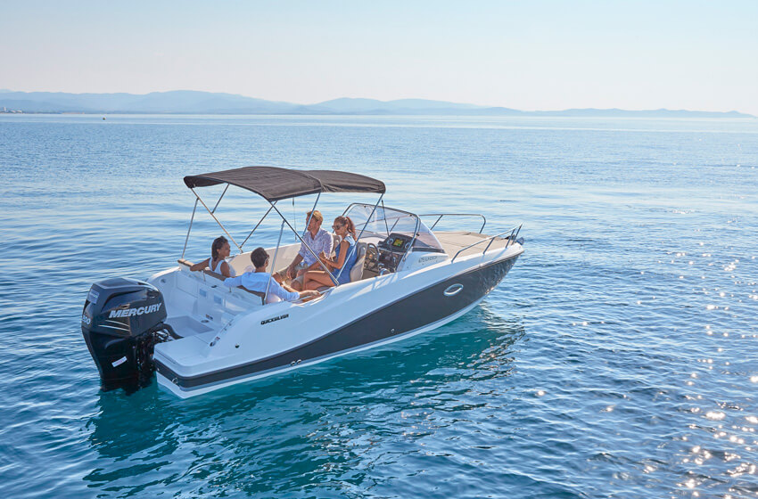 Quicksilver 675 Sundeck, boot met mensen op zee