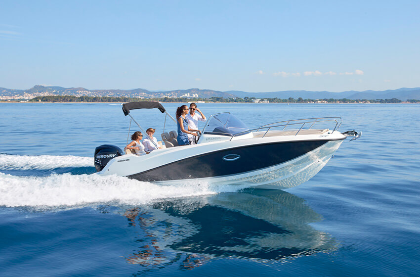 Quicksilver 675 Sundeck, boot varend op zee met passagiers