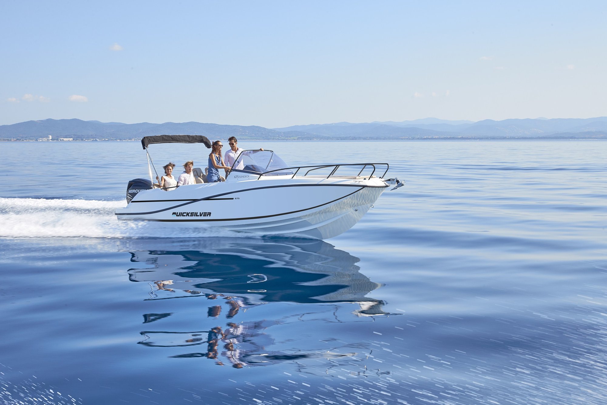 Quicksilver 675 Sundeck, boot varend op zee met passagiers