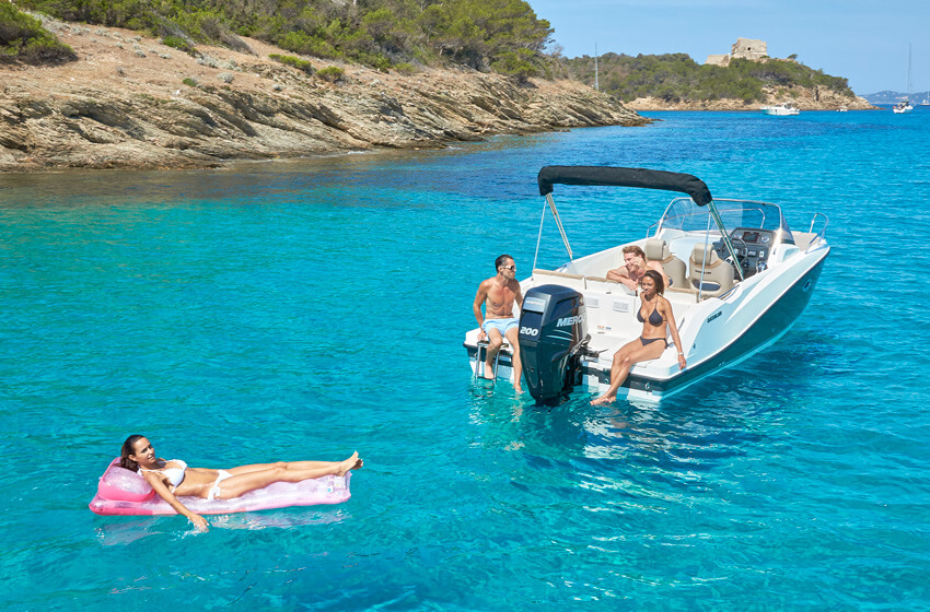 Quicksilver 675 Sundeck, boot voor anker bij kust