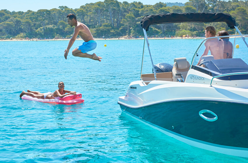 Quicksilver 675 Sundeck, man springt van boot in zee
