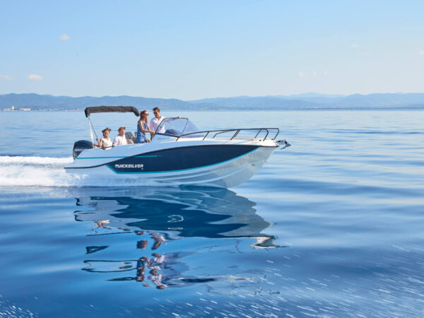 Quicksilver 675 Sundeck, quicksilver boot varend op zee