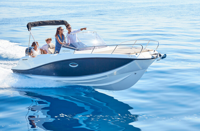 Quicksilver 675 Sundeck, speedboot varend met gezin op zee