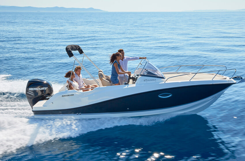 Quicksilver 675 Sundeck, speedboot varend op zee met passagiers