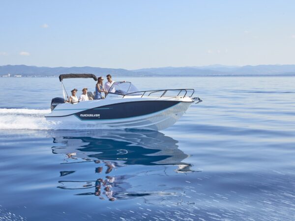 Quicksilver 675 Sundeck, speedboot varend op zee