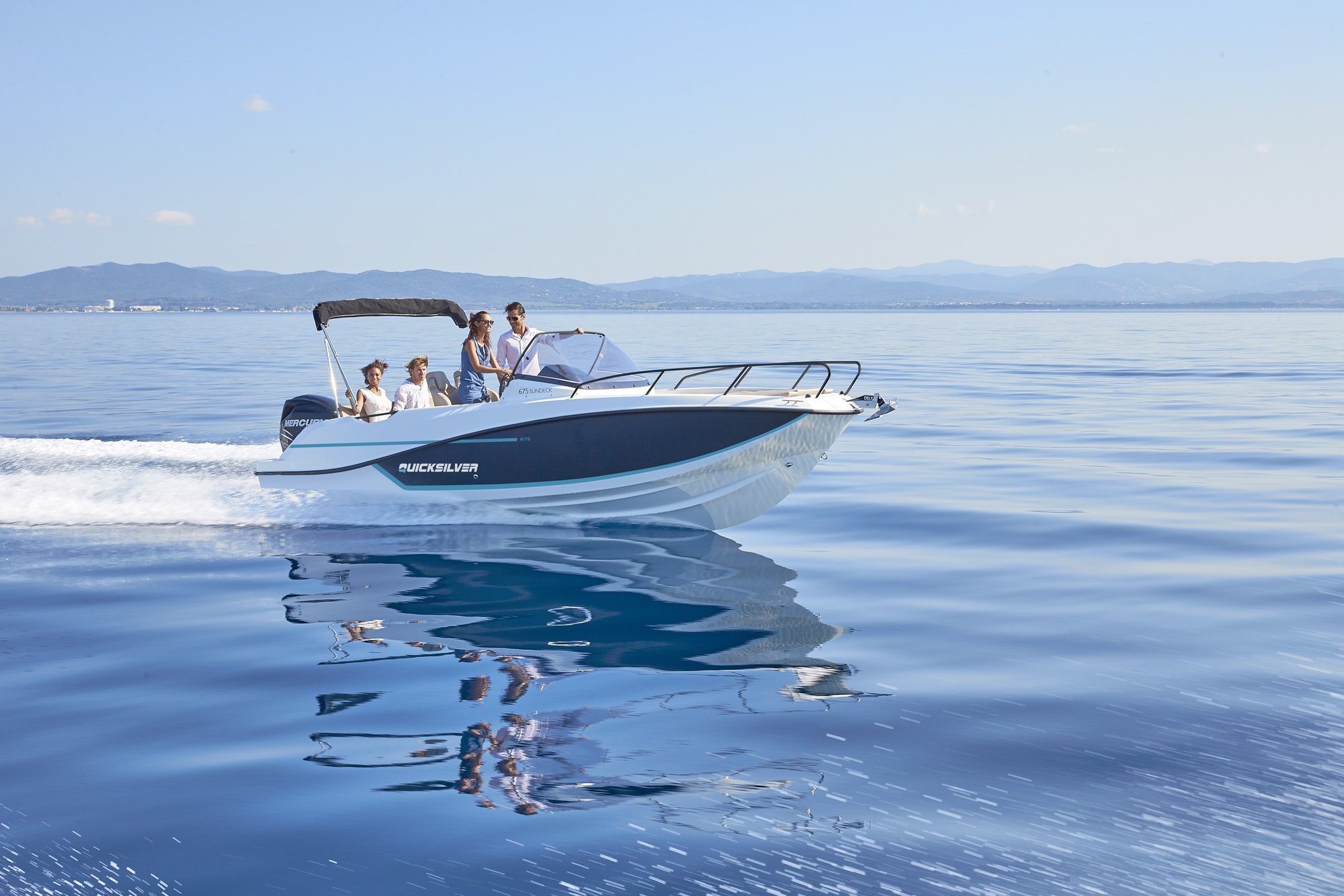 Quicksilver 675 Sundeck, speedboot varend op zee