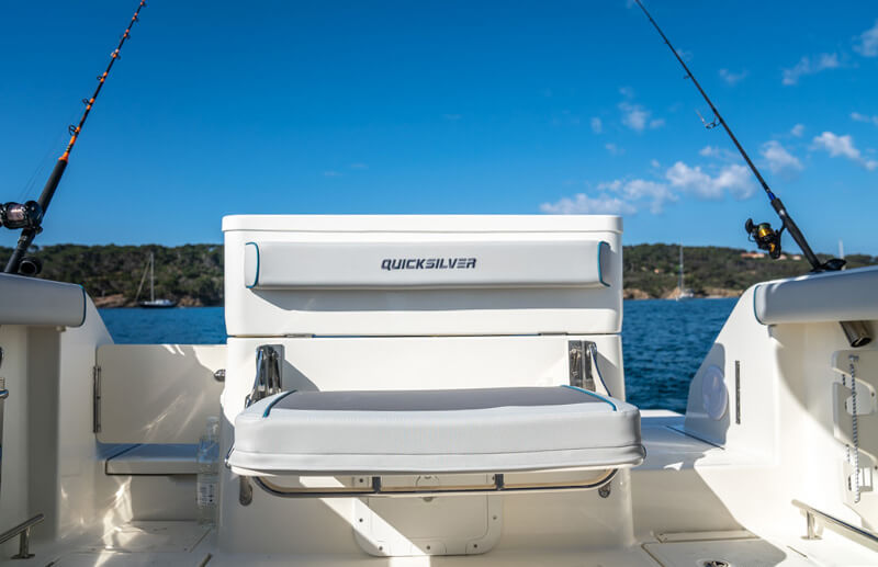 Quicksilver 705 Pilothouse, achterbank met hengels en zee uitzicht