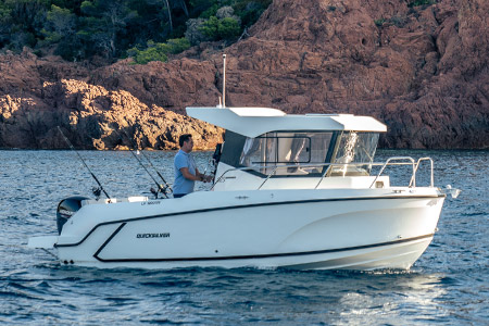 Quicksilver 705 Pilothouse, boot varend bij rotsen