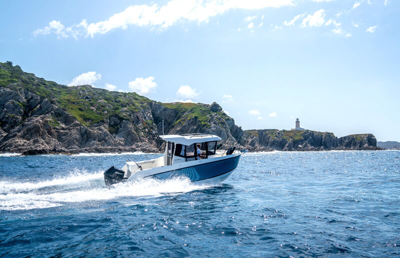 Quicksilver 705 Pilothouse, boot varend langs kustlijn