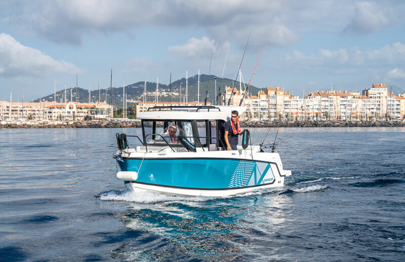 Quicksilver 705 Pilothouse, boot varend nabij kuststad