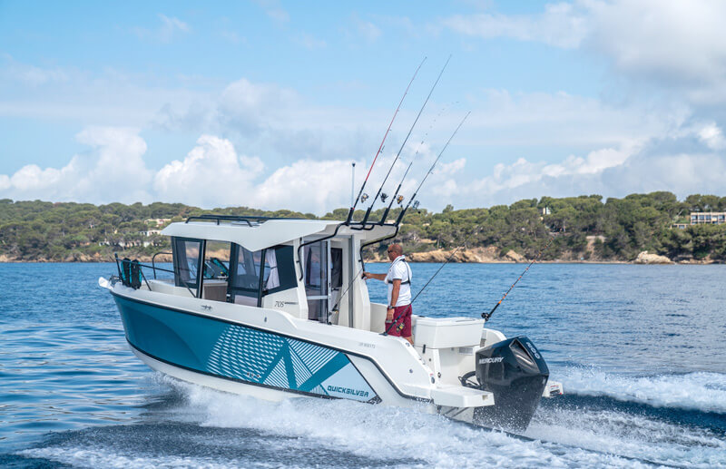 Quicksilver 705 Pilothouse, boot varend op zee met hengels