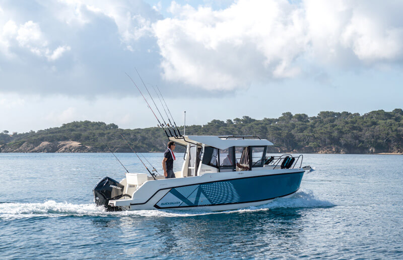 Quicksilver 705 Pilothouse, boot varend op zee met kust