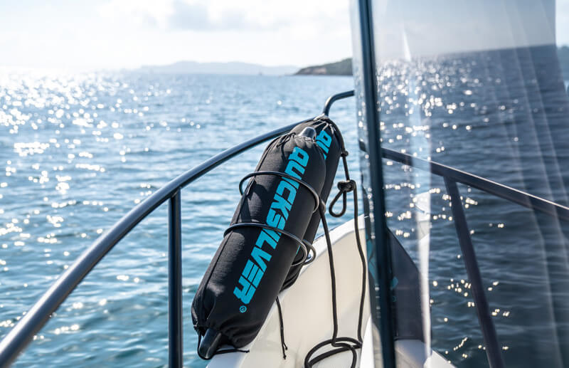 Quicksilver 705 Pilothouse, fender bevestigd aan reling