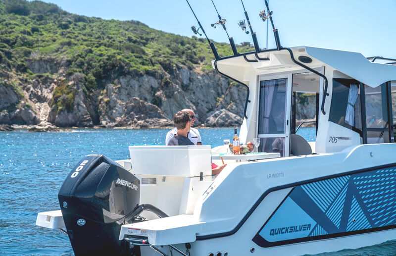 Quicksilver 705 Pilothouse, quicksilver boot bij kustlijn met hengels