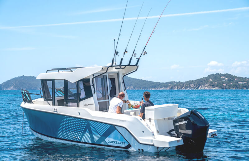 Quicksilver 705 Pilothouse, quicksilver boot met vissers op zee