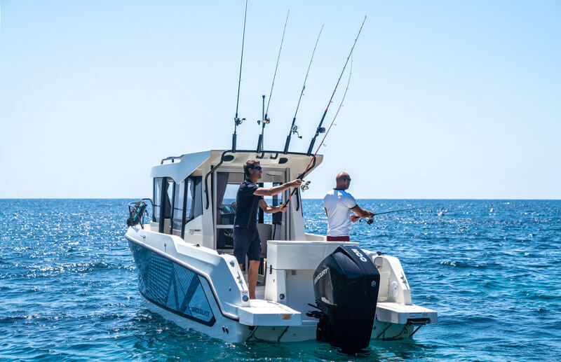 Quicksilver 705 Pilothouse, twee mannen vissen vanaf boot