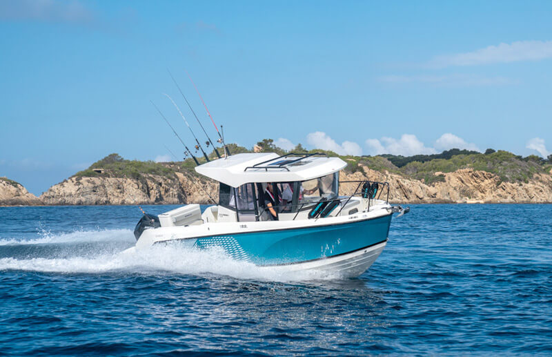 Quicksilver 705 Pilothouse, visboot varend op zee bij kust