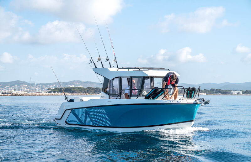 Quicksilver 705 Pilothouse, visboot varend op zee