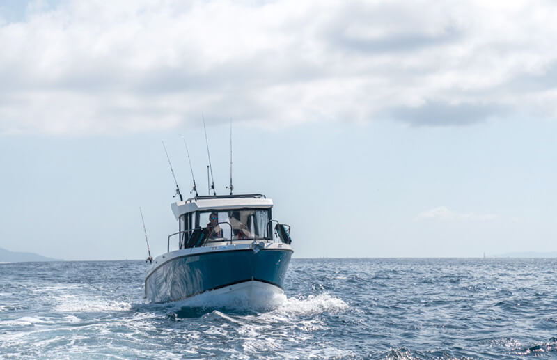 Quicksilver 705 Pilothouse, visboot varend op zee