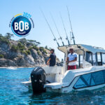 Quicksilver 705 Pilothouse, vissersboot bij rotsachtige kust