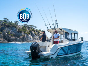 Quicksilver 705 Pilothouse, vissersboot bij rotsachtige kust