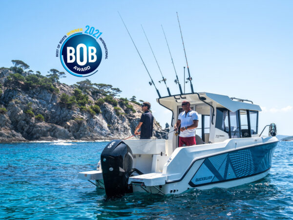 Quicksilver 705 Pilothouse, vissersboot bij rotsachtige kust