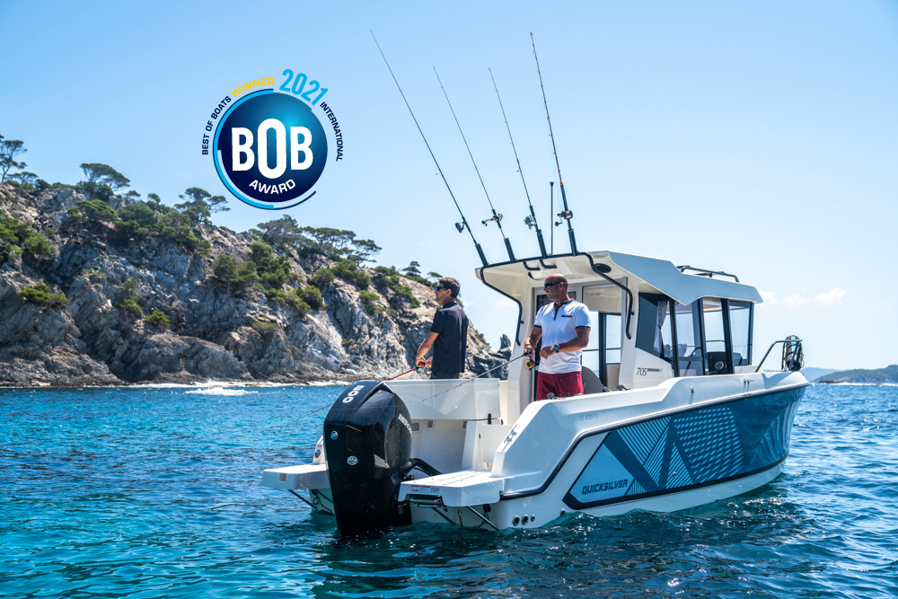 Quicksilver 705 Pilothouse, vissersboot bij rotsachtige kust