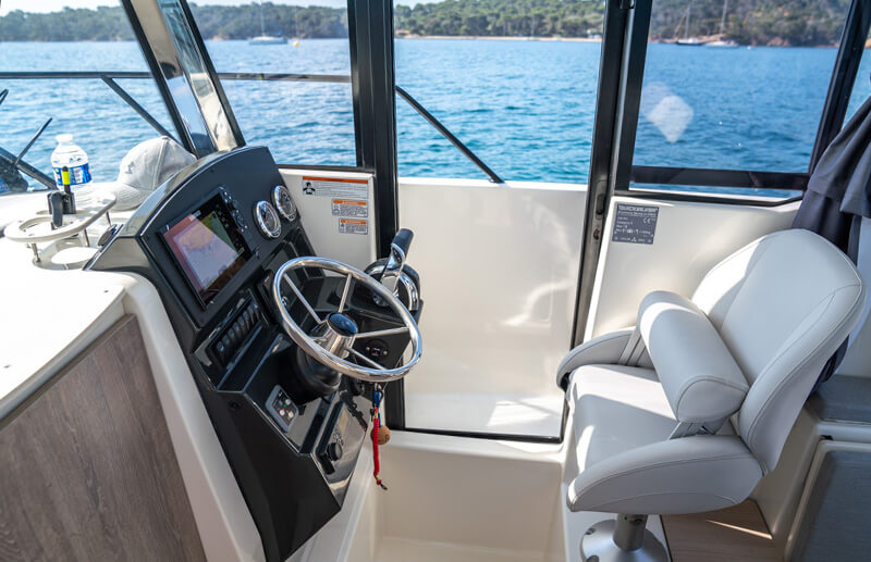 Quicksilver 705 Pilothouse, stuurstand met stoel en dashboard