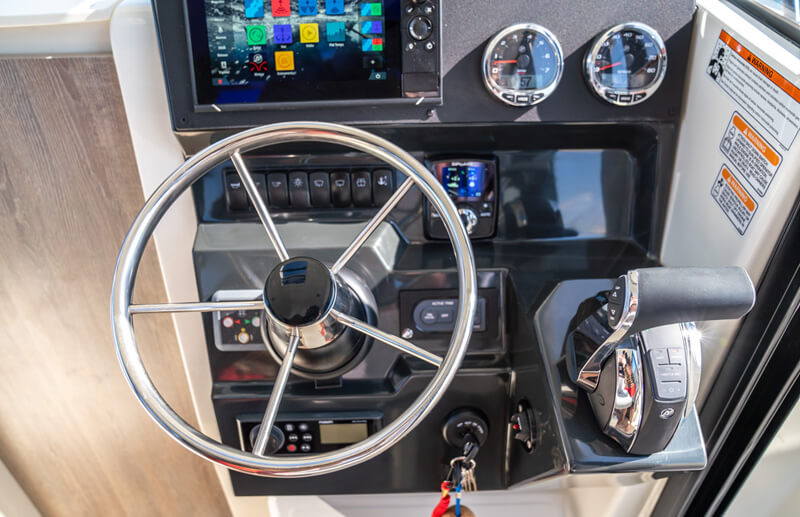 Quicksilver 705 Pilothouse, stuurstand met stuurwiel en instrumenten