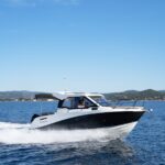 Quicksilver 705 Weekend, boot varend op zee bij kust