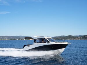 Quicksilver 705 Weekend, boot varend op zee bij kust