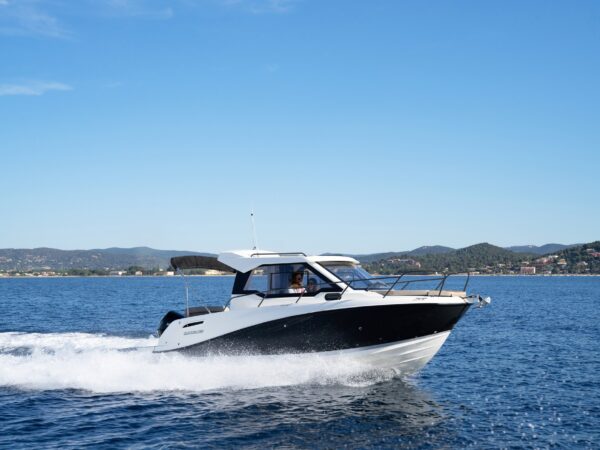 Quicksilver 705 Weekend, boot varend op zee bij kust