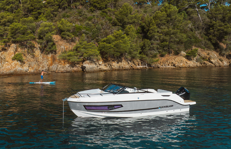 Quicksilver 755 Cruiser, boot afgemeerd bij kust