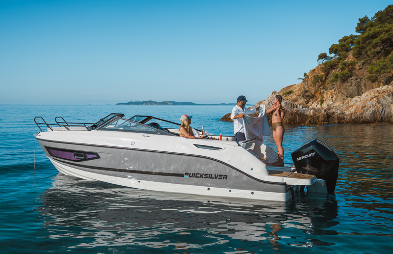 Quicksilver 755 Cruiser, boot afgemeerd bij rotsen