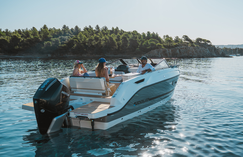 Quicksilver 755 Cruiser, boot met mensen aan wal
